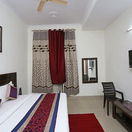 Oyo 8910 Celeste Inn Большая Нойда Экстерьер фото