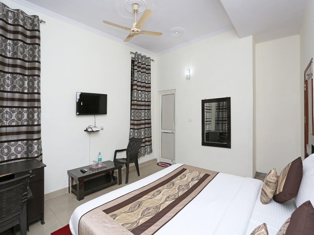 Oyo 8910 Celeste Inn Большая Нойда Экстерьер фото