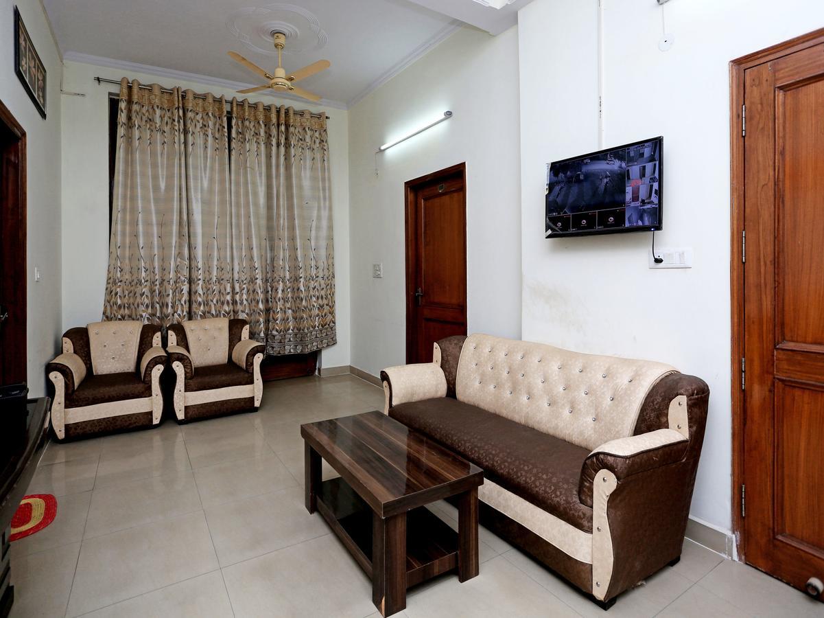 Oyo 8910 Celeste Inn Большая Нойда Экстерьер фото