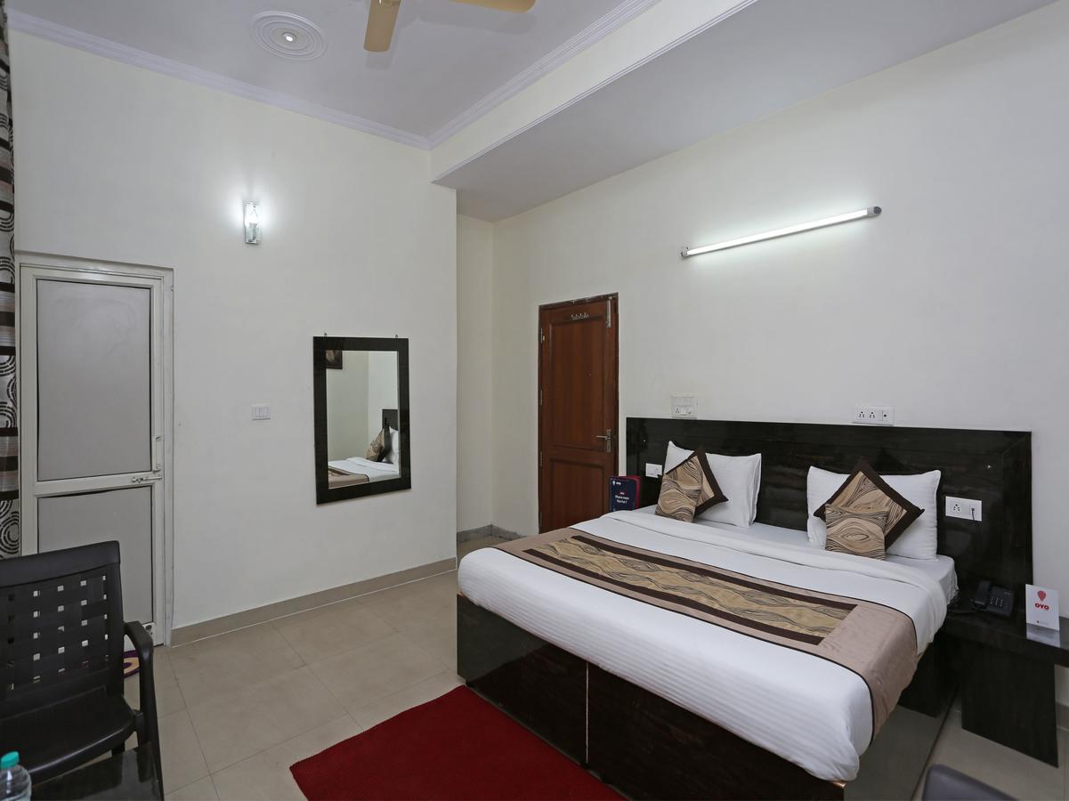 Oyo 8910 Celeste Inn Большая Нойда Экстерьер фото