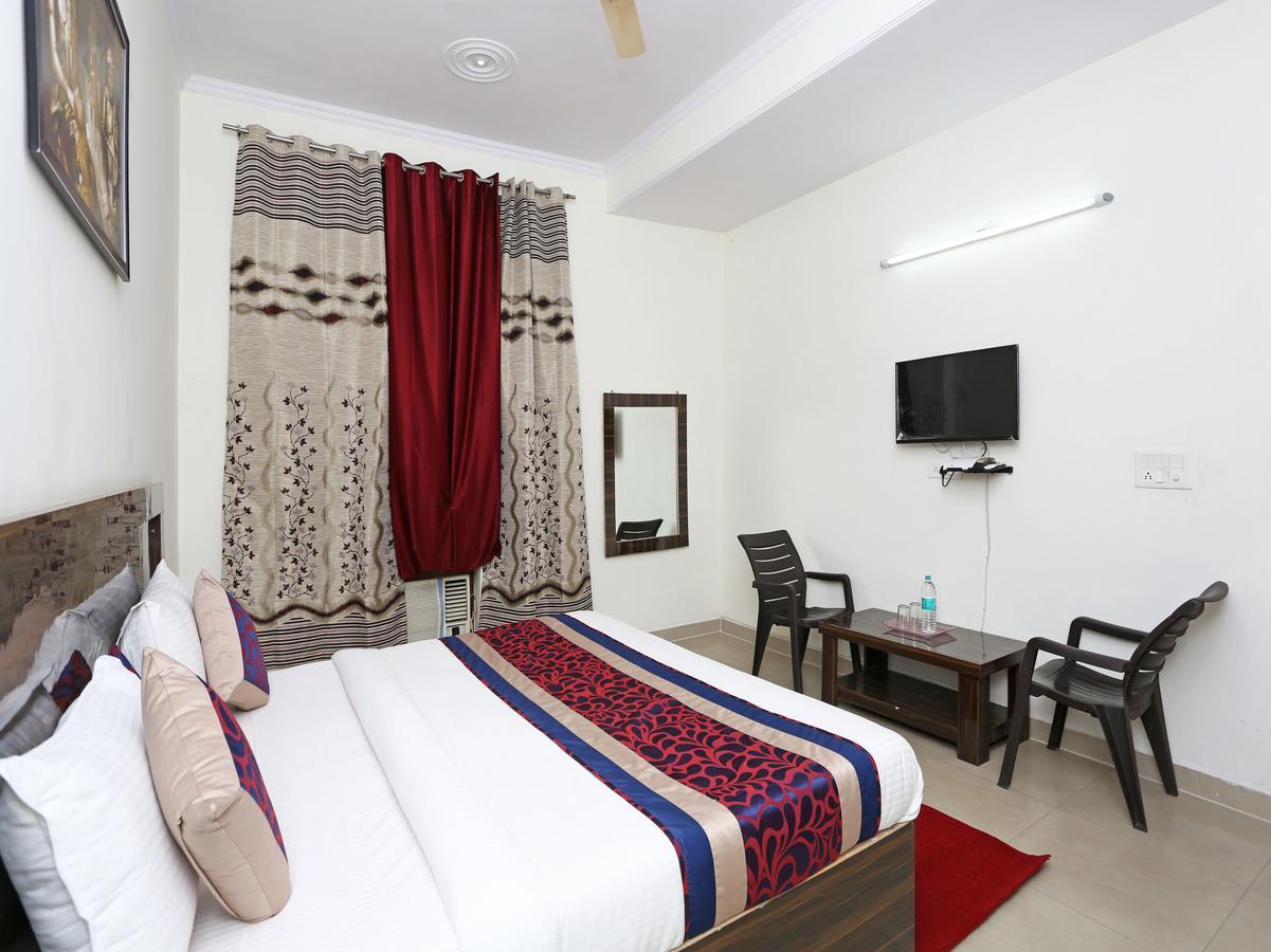 Oyo 8910 Celeste Inn Большая Нойда Экстерьер фото
