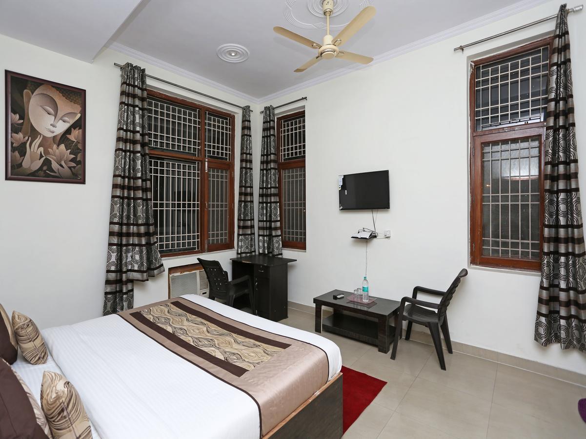 Oyo 8910 Celeste Inn Большая Нойда Экстерьер фото