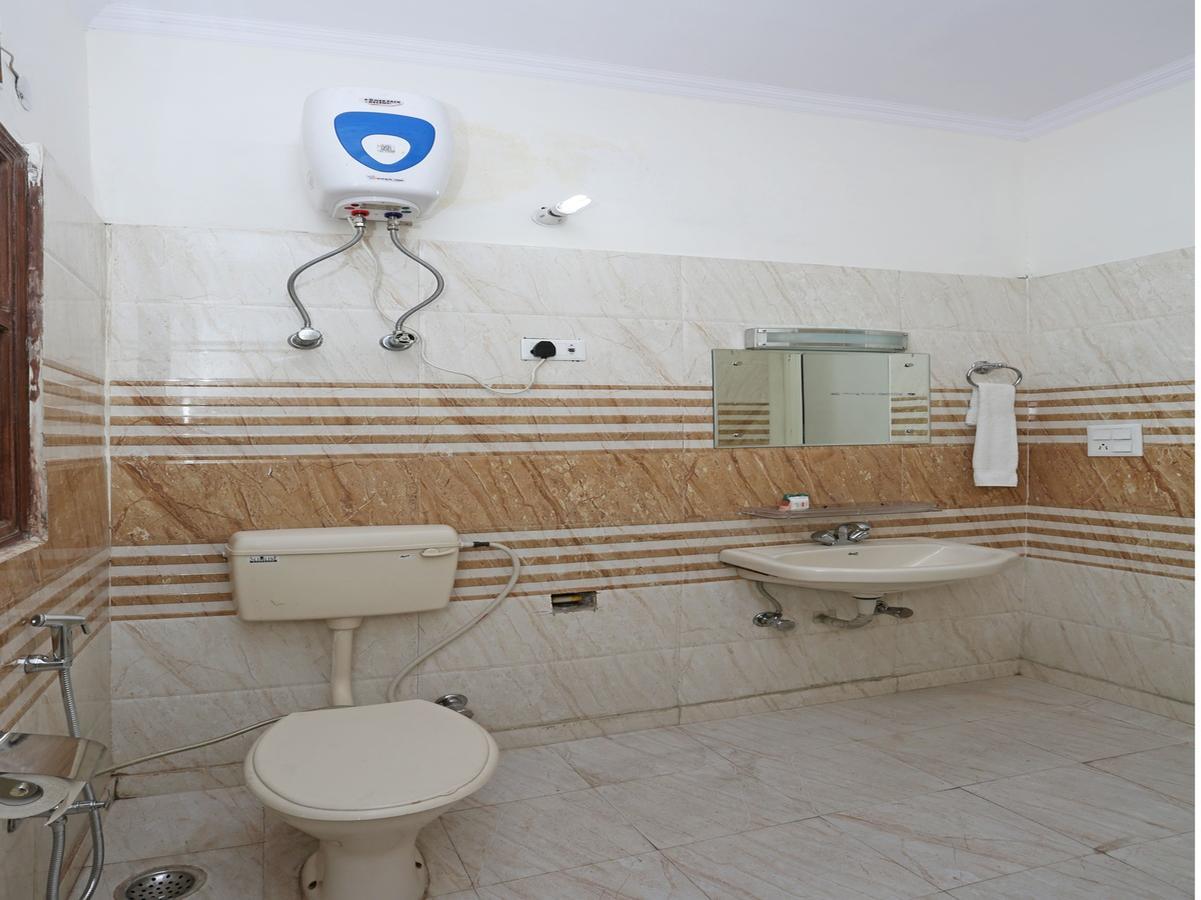 Oyo 8910 Celeste Inn Большая Нойда Экстерьер фото