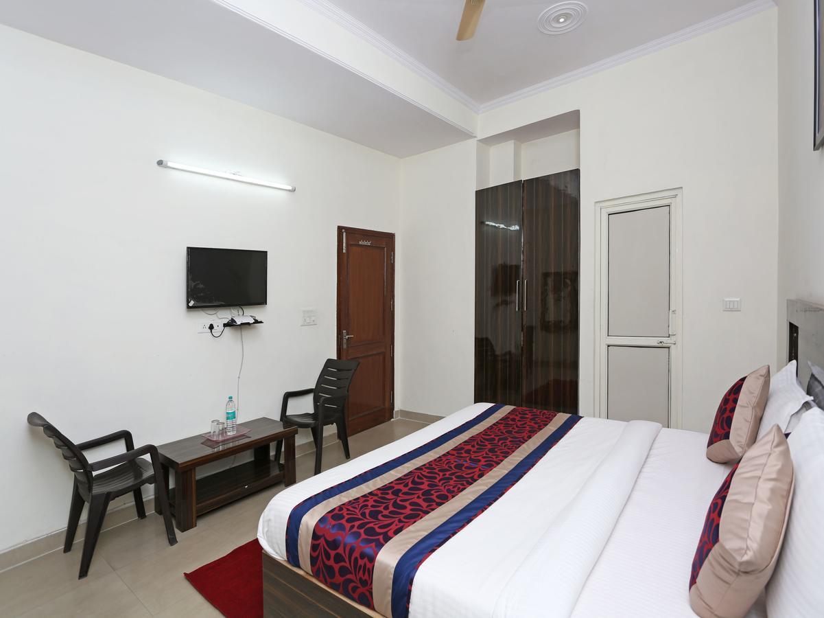 Oyo 8910 Celeste Inn Большая Нойда Экстерьер фото