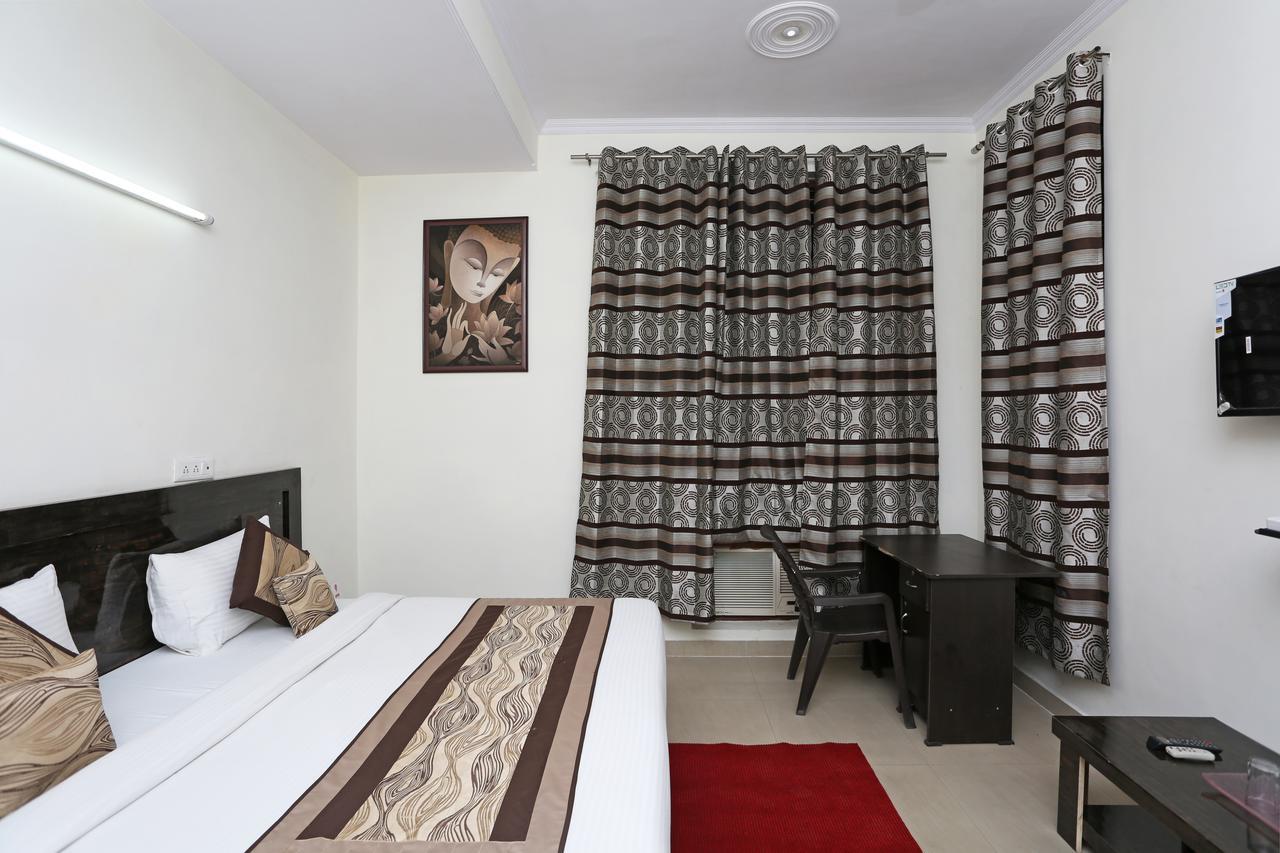 Oyo 8910 Celeste Inn Большая Нойда Экстерьер фото